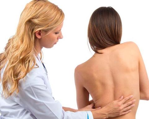 liječnik pregledava leđa zbog bolova u donjem dijelu leđa