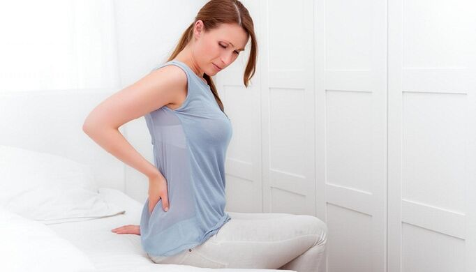 Žena se brine zbog bolova u leđima