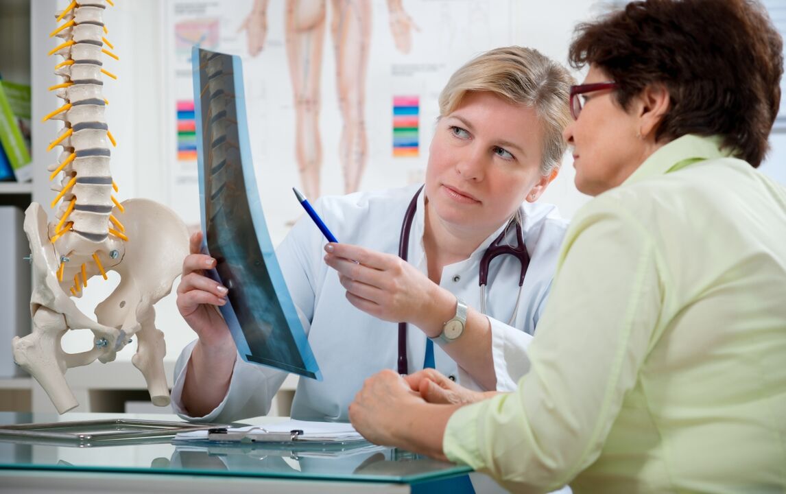 liječnik daje preporuke za cervikalnu osteohondrozu